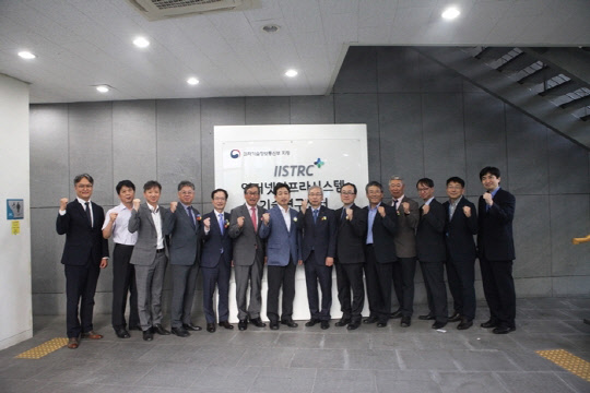 숭실대학교가 지난 29일 ICT·R&D 전문인력 양성을 위한 과학기술정보통신부 지정 정보통신연구센터(ITRC)인 '인터넷인프라시스템 기술연구센터'을 가졌다. 개소식에는 황준성 총장을 비롯해 과학기술정보통신부 장석영 국장, 정보통신기술진흥센터 이상홍 센터장 등 정보통신기술 관계자 100여 명이 참석했다.  숭실대 제공